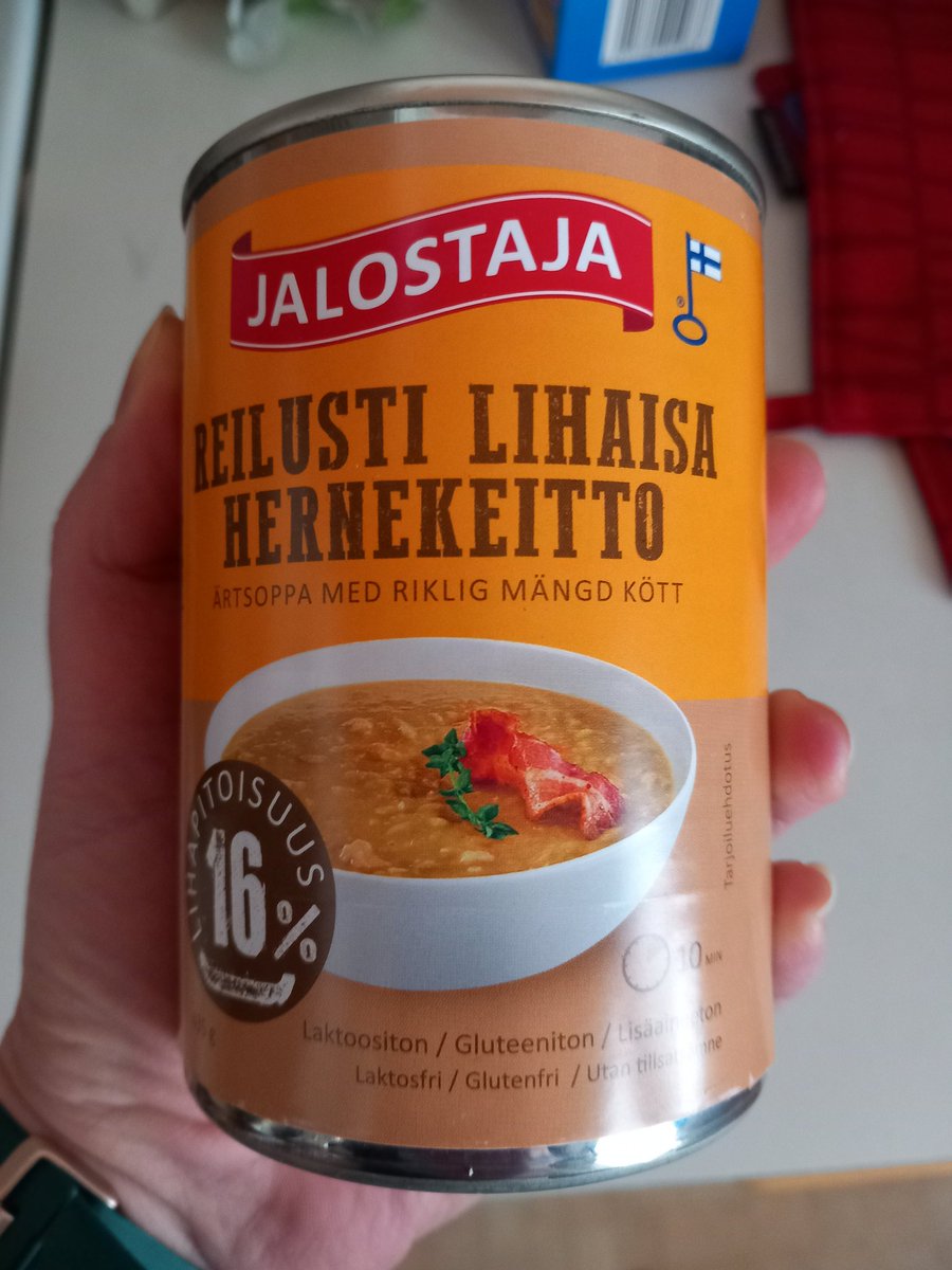 EmiliaRaiskio's tweet photo. Tänään piti olla härkis-version vuoro, mutta päädyttiinkin lihaisampaan versioon. Ei mitään käytännön eroa perus-versioon, arvosana 3/5. Kissa päs maistamaan pikkurillin pään kokoisen palan ja sen mielestä olis ollu 5/5.
#hernari https://t.co/arXwP80Mhg