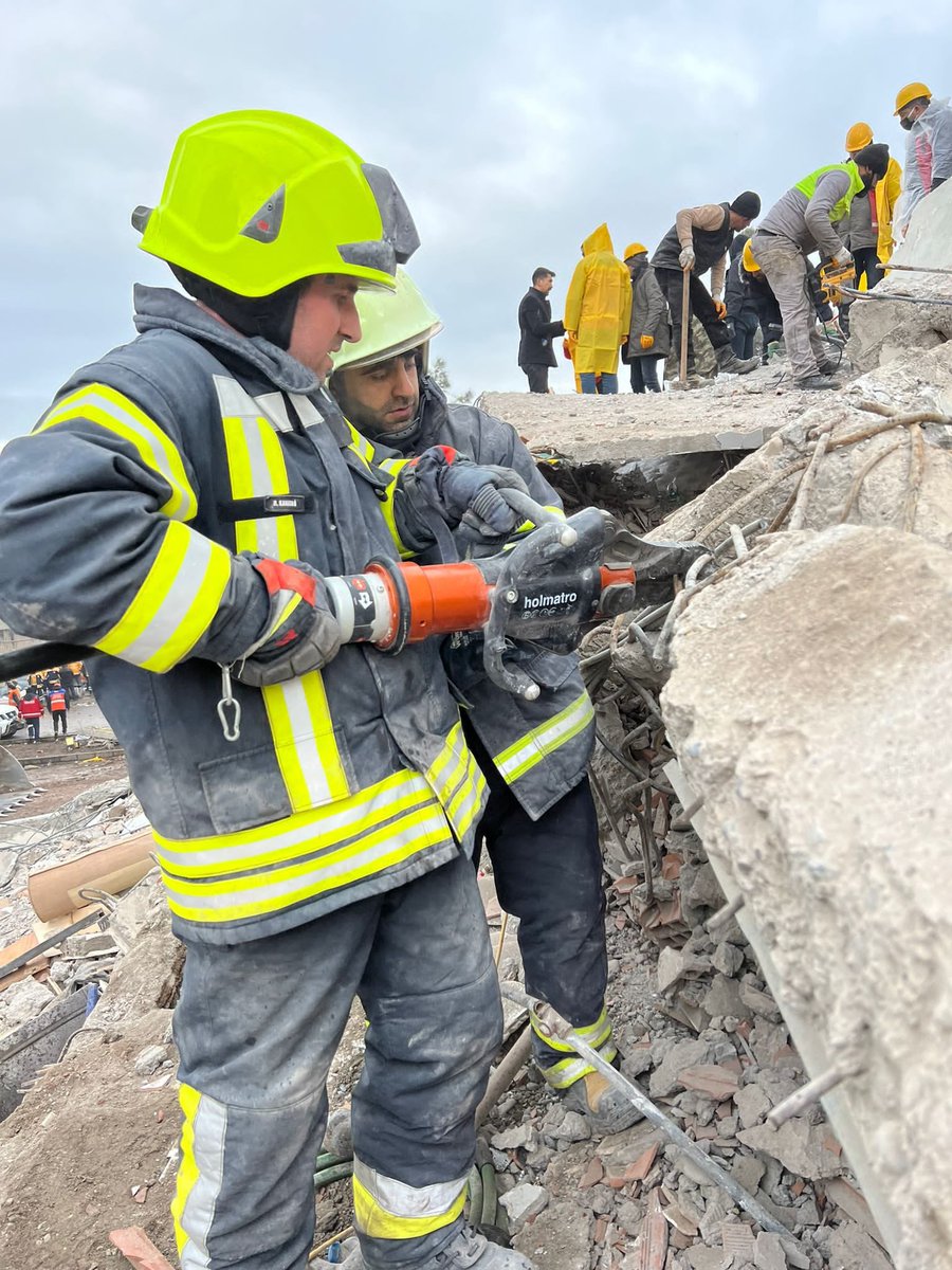 dhmikurumsal's tweet photo. Ülkemizi yasa boğan depremler sonrasında ivedilikle deprem bölgelerine sevk edilen 524 kişilik Havalimanı Kurtarma ve Yangınla Mücadele ekibimiz (ARFF) 210 hayatı göçük altından kurtarmıştır.
Cansiperane mücadelesiyle birçok hayat kurtaran ARFF ekiplerimize sonsuz teşekkürler. https://t.co/tS1ZfT8KHH