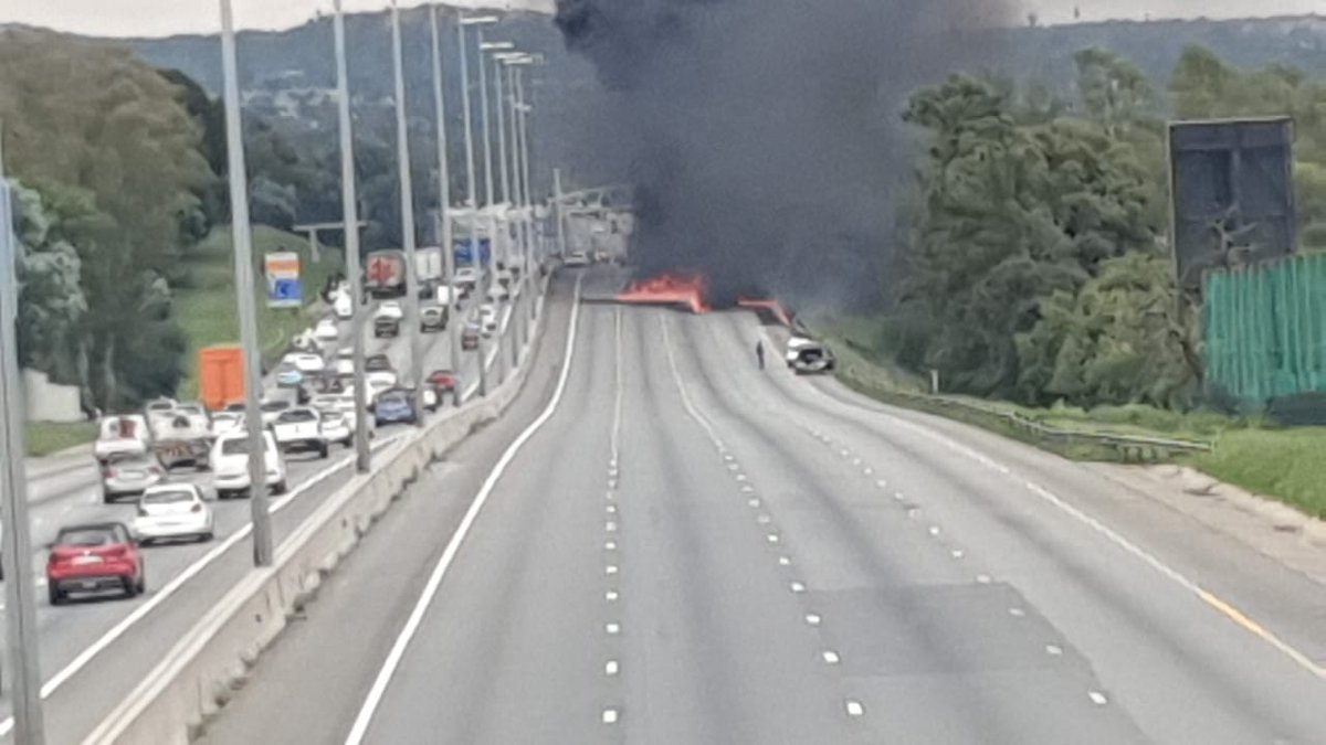 GTP_Traffstats's tweet photo. ⚠️⚠️⚠️⚠️💥💥💥💥EXPLOSION/ PrelimInfo Mini Trailer Tanker 
@itrafficgp:
322574: (Update) N1 North after Malibongwe Drive, All lanes closed(traffic diverted at Malibongwe Dr Off-ramp)
@_ArriveAlive @EWNTraffic @TrafficRTMC @SABCNews @Newzroom405 @IOL 
Images in circulation https://t.co/U2TniaaXru