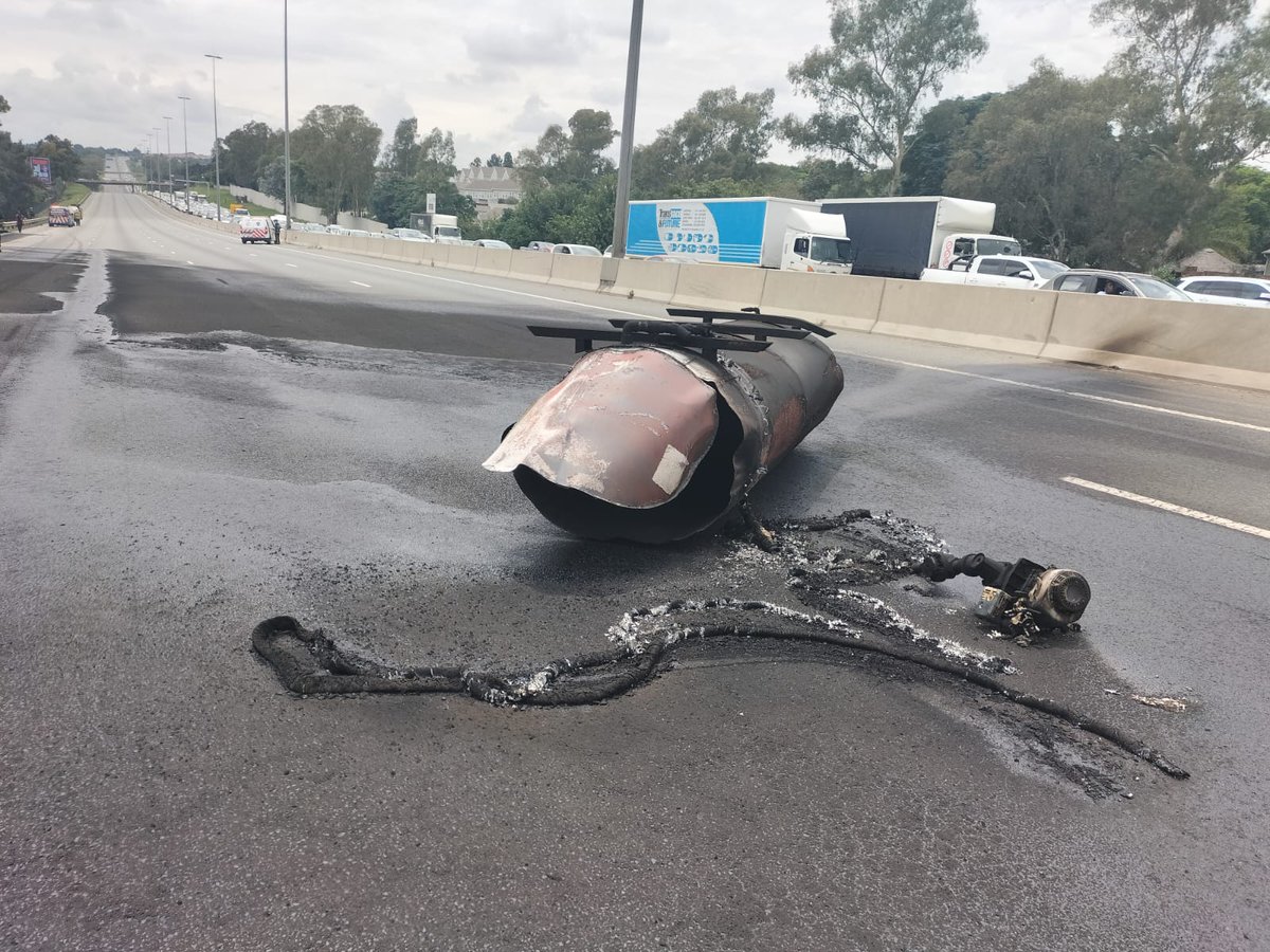GTP_Traffstats's tweet photo. ⚠️⚠️⚠️⚠️💥💥💥💥EXPLOSION/ PrelimInfo Mini Trailer Tanker 
@itrafficgp:
322574: (Update) N1 North after Malibongwe Drive, All lanes closed(traffic diverted at Malibongwe Dr Off-ramp)
@_ArriveAlive @EWNTraffic @TrafficRTMC @SABCNews @Newzroom405 @IOL 
Images in circulation https://t.co/U2TniaaXru