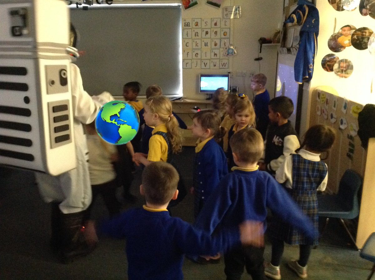 CanonNursery's tweet image. @CanonNursery @CanonSharples @LT_Trust @Cornerstonesedu #StarryNight #cspcscience #CSPSSTEM Moving like astronauts on the moon!