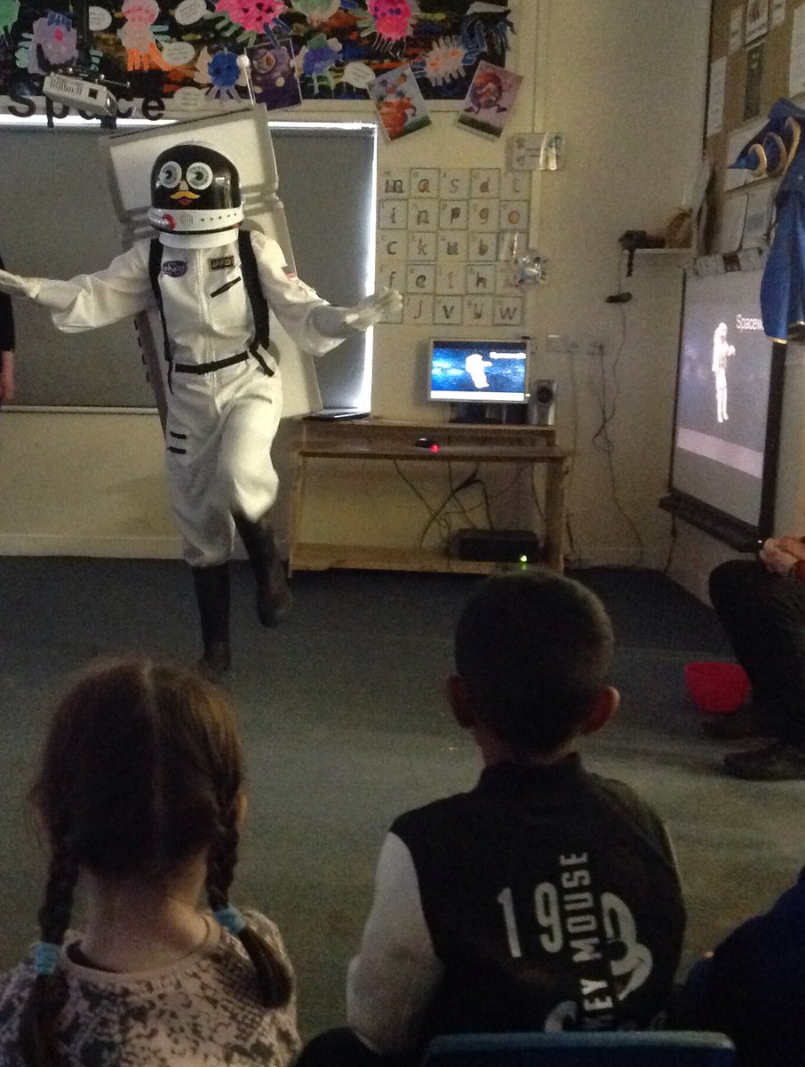 CanonNursery's tweet image. @CanonNursery @CanonSharples @LT_Trust @Cornerstonesedu #StarryNight #cspcscience #CSPSSTEM Moving like astronauts on the moon!