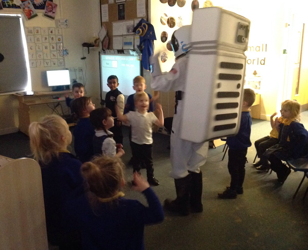 CanonNursery's tweet image. @CanonNursery @CanonSharples @LT_Trust @Cornerstonesedu #StarryNight #cspcscience #CSPSSTEM Moving like astronauts on the moon!