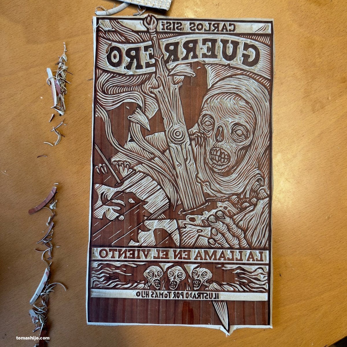 tomashijo's tweet photo. La cubierta de "Guerrero", de @carlossisi (que edita @minotaurolibros) está hecha a partir de un #grabado en linóleo. Ahí va la plancha recién tallada, que luego se estampa y colorea.
-
This #Linocut block is the source for the #cover #illustration of @carlossisi new book. https://t.co/o6Mt5AnJEP