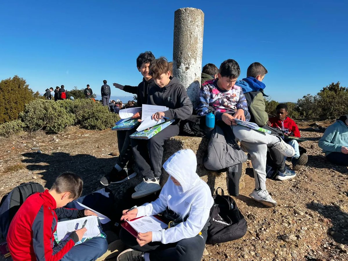 epiasabadell's tweet photo. el Pic de la Pola, ens han explicat l'origen del nom d'alguns dels pics que hem trobat i també hem après l'origen geològic de totes les muntanyes del voltant. Quin dia més fantàstic!
#1RESOPIASABADELL
#SECUNDÀRIAPIASABADELL https://t.co/6m7BlgOrDt