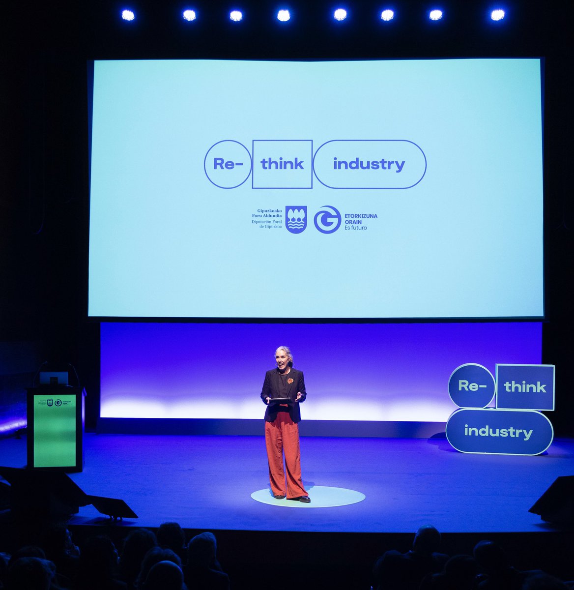 #ReThinkIndustry para pensar en el trabajo/la función de las personas en la era digital. Se trata de adoptar una nueva cultura empresarial con valores como la colaboración y el aprendizaje constante.
🎤Presentando el evento de <a href="/Gipuzkoa/">Gipuzkoa</a> dirigido a pymes.