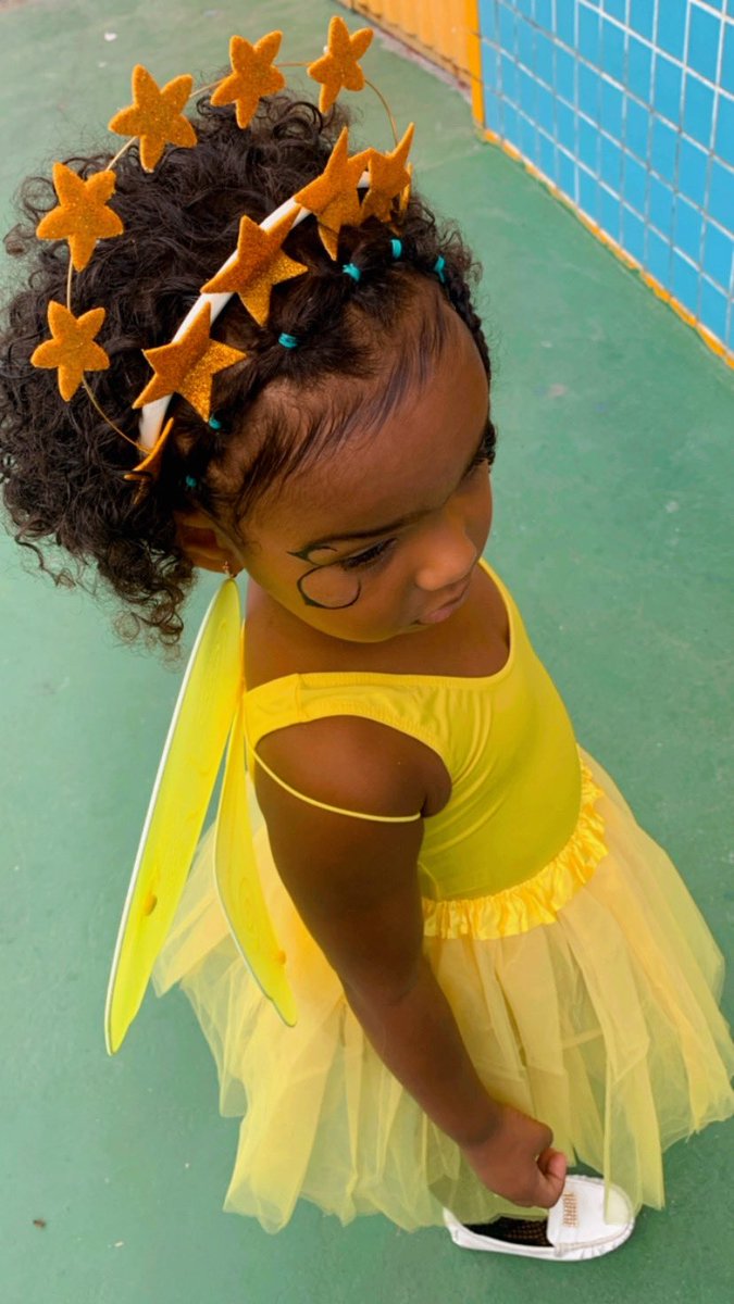 lacerdam_'s tweet photo. Qual a fantasia que você quer ir pra escola? Borboleta amarela 💛 https://t.co/WWL3496C6k