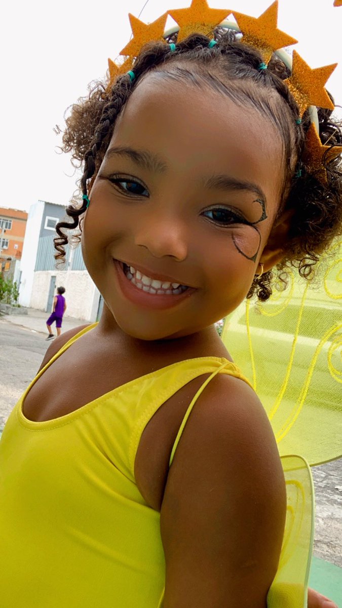 lacerdam_'s tweet photo. Qual a fantasia que você quer ir pra escola? Borboleta amarela 💛 https://t.co/WWL3496C6k
