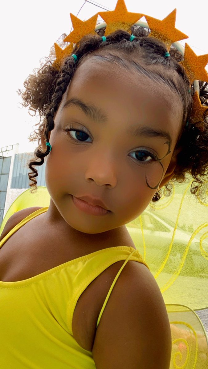 lacerdam_'s tweet photo. Qual a fantasia que você quer ir pra escola? Borboleta amarela 💛 https://t.co/WWL3496C6k