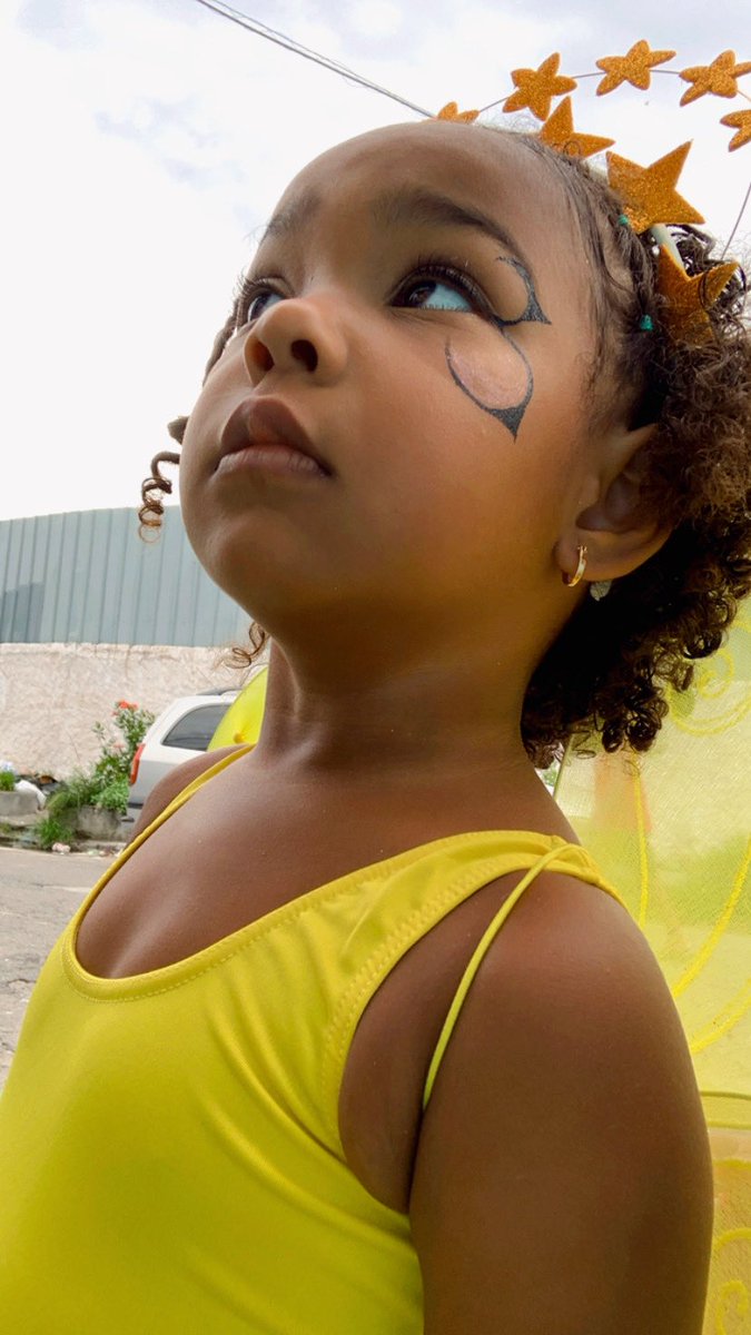 lacerdam_'s tweet photo. Qual a fantasia que você quer ir pra escola? Borboleta amarela 💛 https://t.co/WWL3496C6k