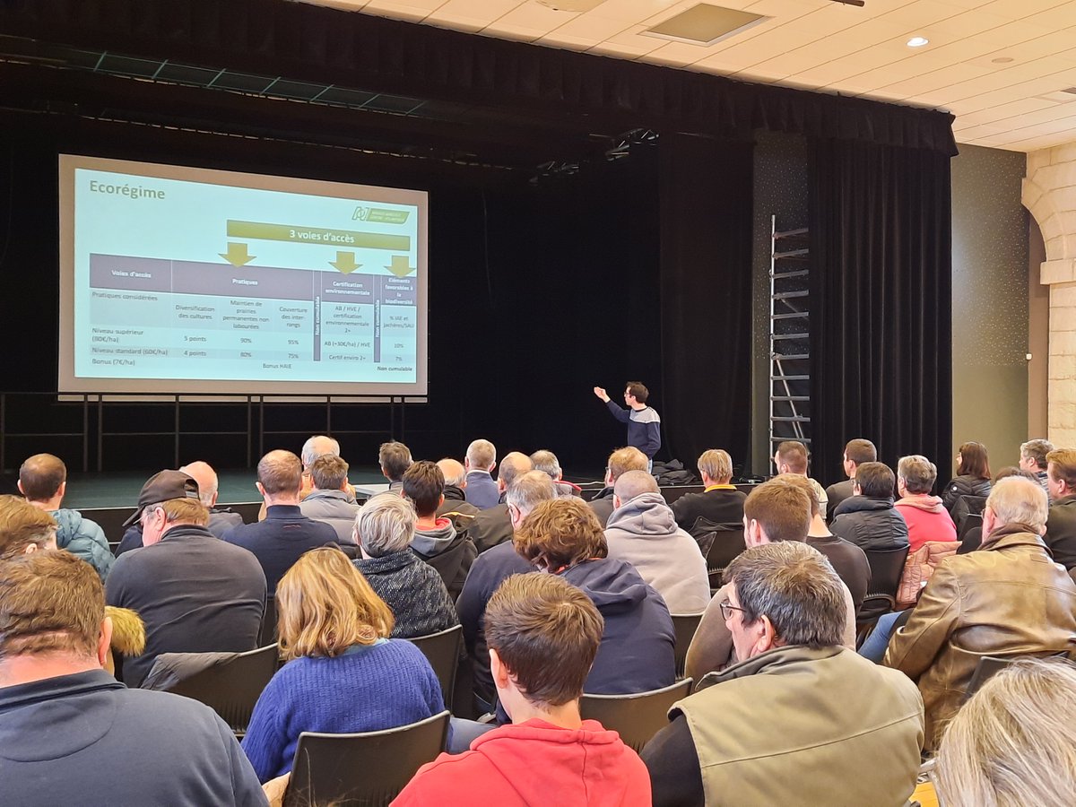 GroupeIsidore's tweet image. Le @GroupeIsidore informe et accompagne ses clients agriculteurs, viticulteurs et éleveurs sur la PAC 2023-2027 et ses nouvelles règles 🌿📋
Ces 2 réunions ont réuni plus de 100 clients et ont été animées par Nicolas Pugeaux du @gs_naca
#PAC #agriculture