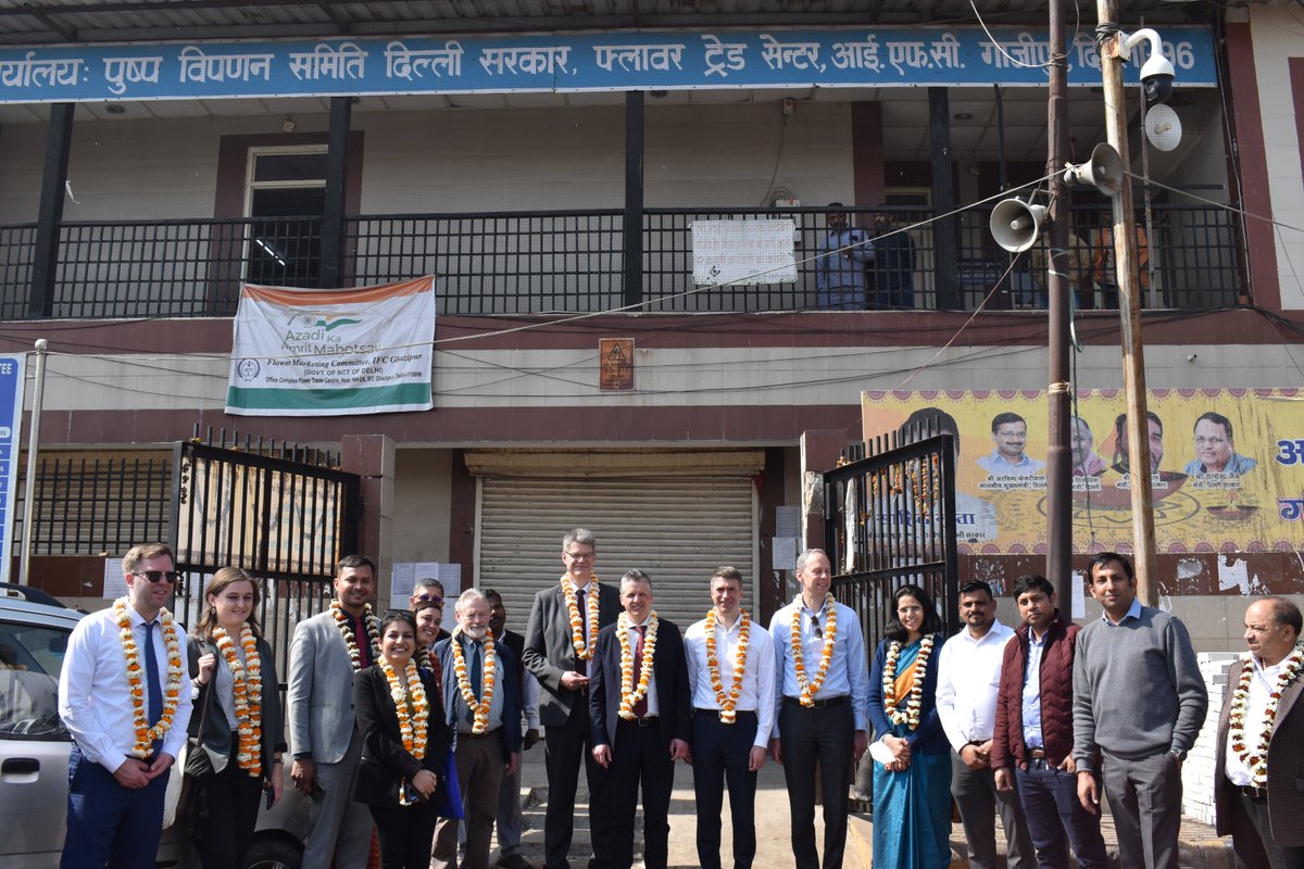 A delegation of parliamentarians from the Federal Government of 🇩🇪, visited the #Ghazipur Dumpsite in Delhi, India along with adjacent flower, vegetable, & meat markets - that generate large quantities of #organicwaste every day.