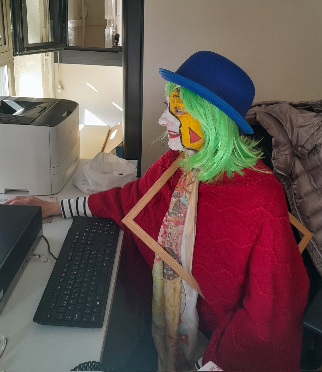 Tic, tac, tic, tac... ya huele a Carnaval por el @ceiprufinoblanco #rufinoblanco #chamberi #carnaval #colegiospublicos #arte #pintura