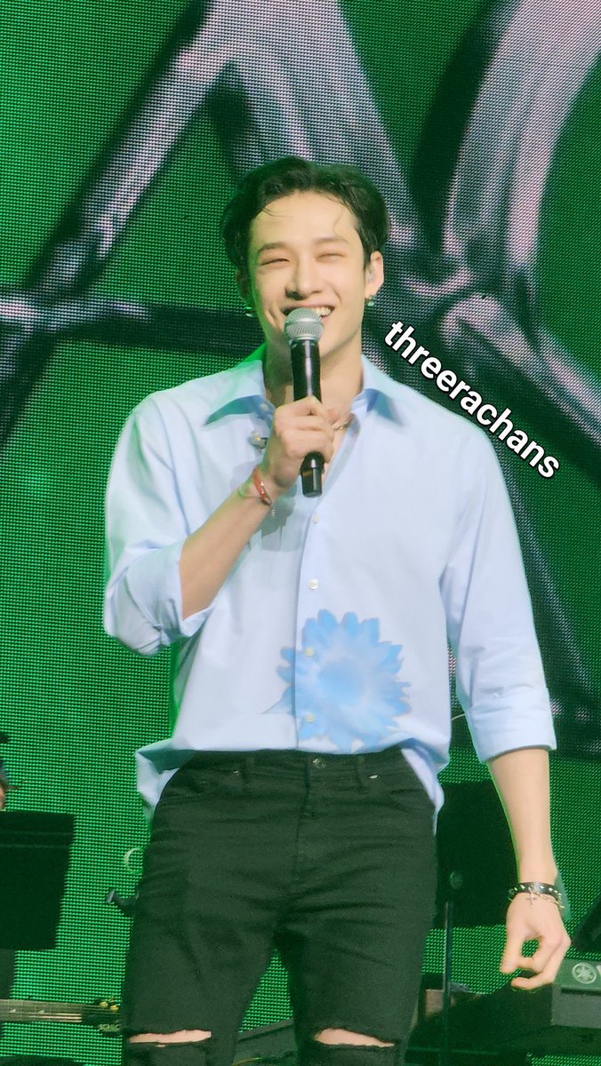 pwarkjh's tweet image. eu moveria mares e montanhas eu daria quatro mortais pra trás e seis cambalhotas só pra ver ele de perto