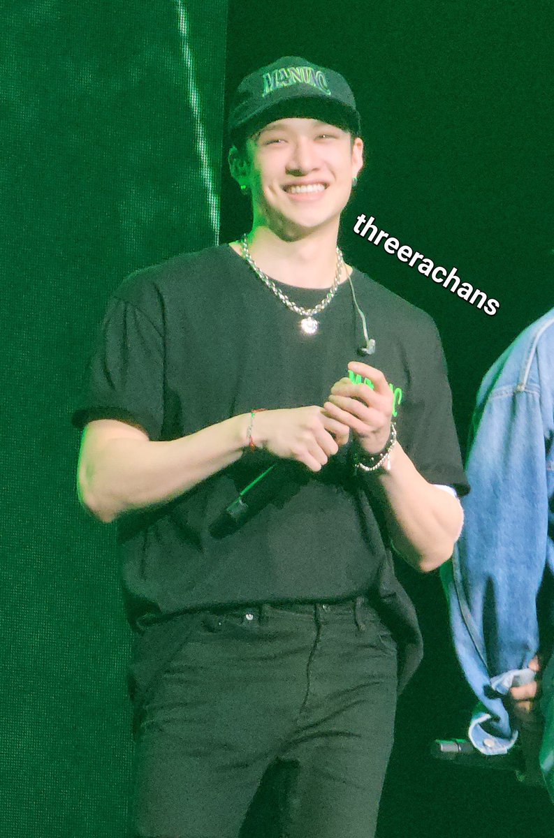 pwarkjh's tweet image. eu moveria mares e montanhas eu daria quatro mortais pra trás e seis cambalhotas só pra ver ele de perto