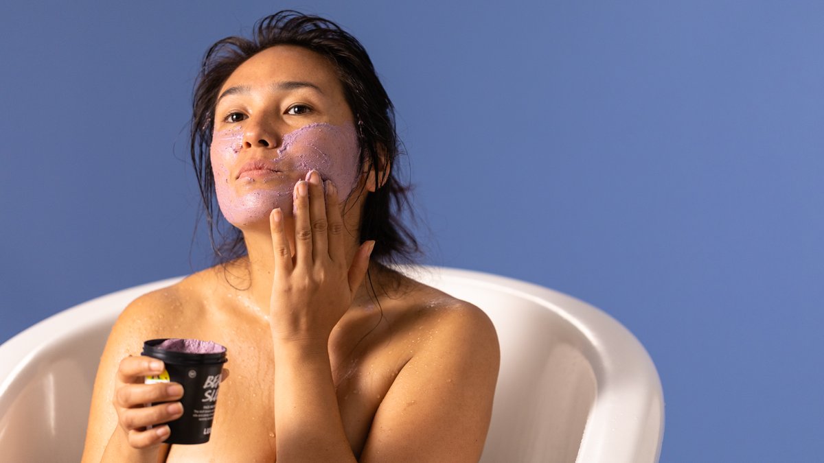 Tørr hud? Boost din skjønnhetsrutine med LUSH-skincare!

Velg blant næringsrike rensemidler, ansiktsvann, hudkremer og masker - alle fulle med fuktighet som pleier dypt.  

Sjekk våre beste tips her:  bit.ly/3lLf0p5

#skincare #tørrhud #hudpleie