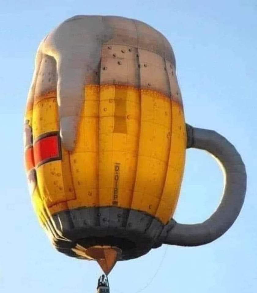 bsogge's tweet photo. The new Chinese spy balloon, totally discre. https://t.co/qQcdaKGozH