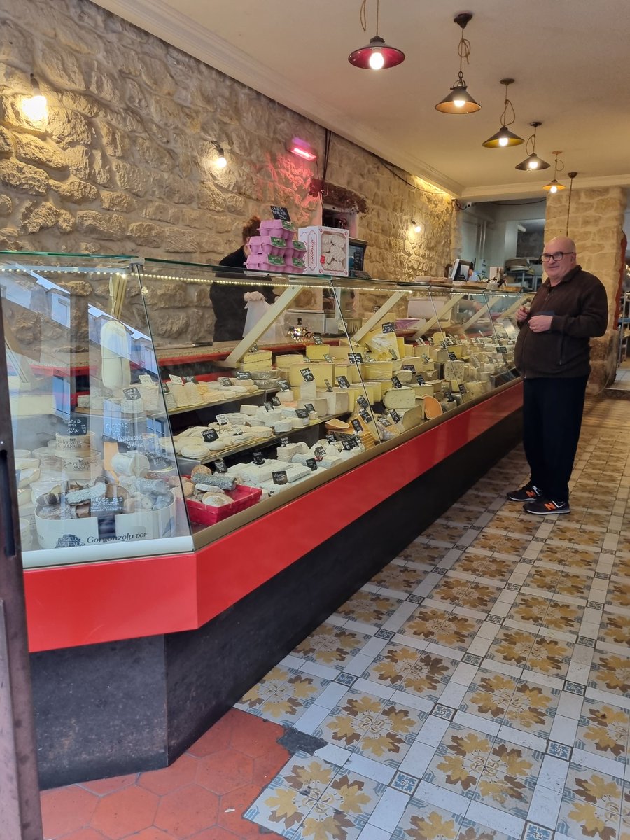 BrechinLanguage's tweet photo. Au marché d'Aligre. Interesting tour, sites and smells. 
#BrechinParis23 
@BrechinLanguage @BrechinEnglish @BrechinHigh1 https://t.co/c3BjfFUSQh