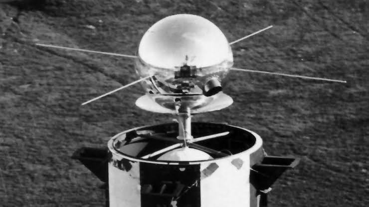 sayan_dey's tweet photo. 17 February 1959 (64 years ago): Project Vanguard: Vanguard 2: The first weather satellite was launched to measure cloud-cover distribution.

CC: @NASAhistory, @NASA

[2]

#ThisDayInHistory #History #OnThisDay #OTD #ProjectVanguard #Vanguard2 #WeatherSatellite #Satellite #NASA https://t.co/VYx2Qr1oAX