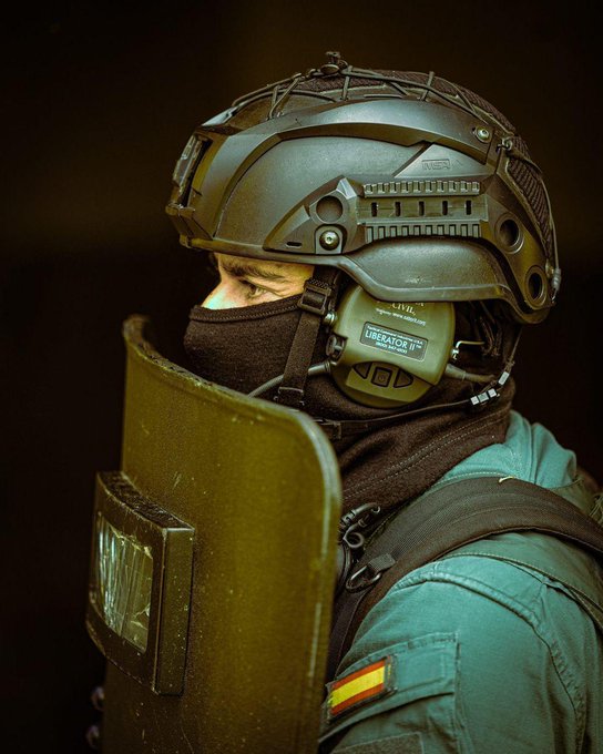 guardiacivil's tweet photo. Aunque vistamos de uniforme, por dentro somos como tú. 
Nuestra misión es defender el libre ejercicio de los derechos y las libertades y preservar la seguridad ciudadana. 

Confía en nosotros, si eres víctima de algún delito #denuncia ☎️062 
#TrabajamosParaProtegerte🚔 https://t.co/nmBaES73O1