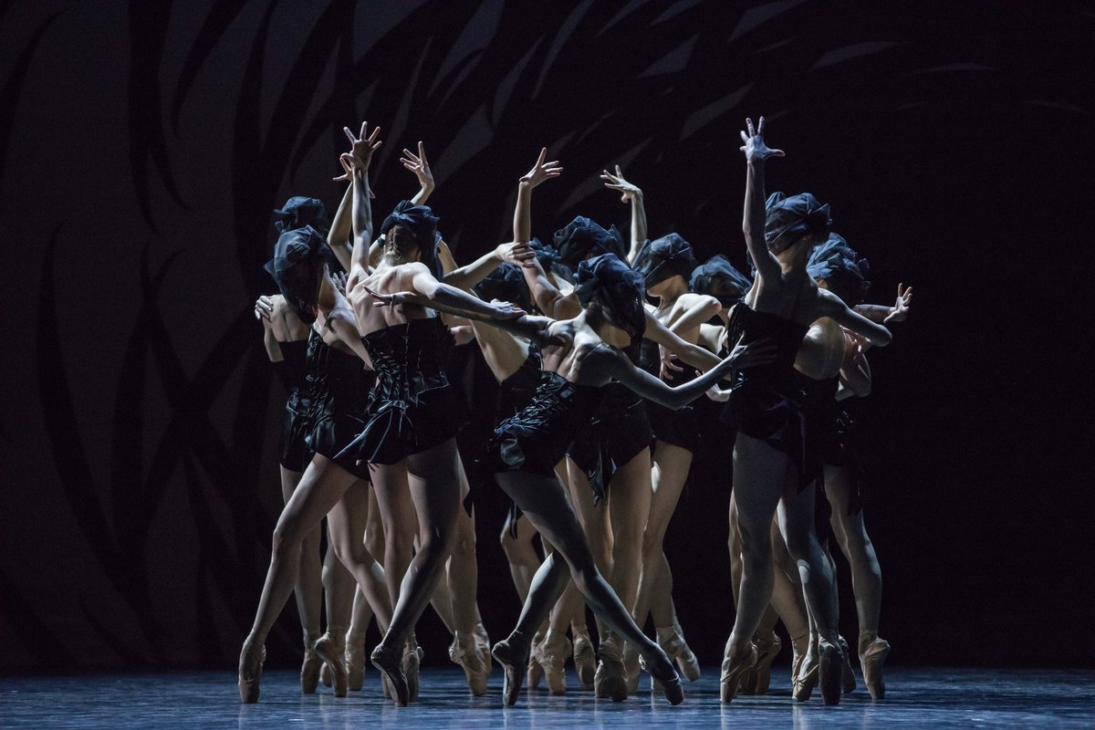 operzuerich's tweet photo. Der dreiteilige Ballettabend #ANGELSATLAS (Choreografien von Crystal Pite &amp; Marco Goecke) mit dem #BallettZürich ist vom 18 Feb bis 31 Mär 2023 zurück im Programm! Alle Infos &amp; Restkarten: https://t.co/jz9a6aUrvG https://t.co/fmd2ic2NrV