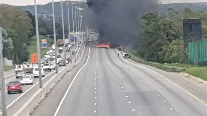 MDNnewss's tweet photo. BREAKING NEWS : TANKER EXPLOSION ON N1 NEAR WILLIAM NICOL DRIVE OFFRAMP IN Johannesburg. 

Multiple emergency services are attending to the scene of a tanker explosion on the N1 in Johannesburg, just before the William Nicol Drive offramp. 

This is a developing story

#MDNnews https://t.co/ed1X7sGACb