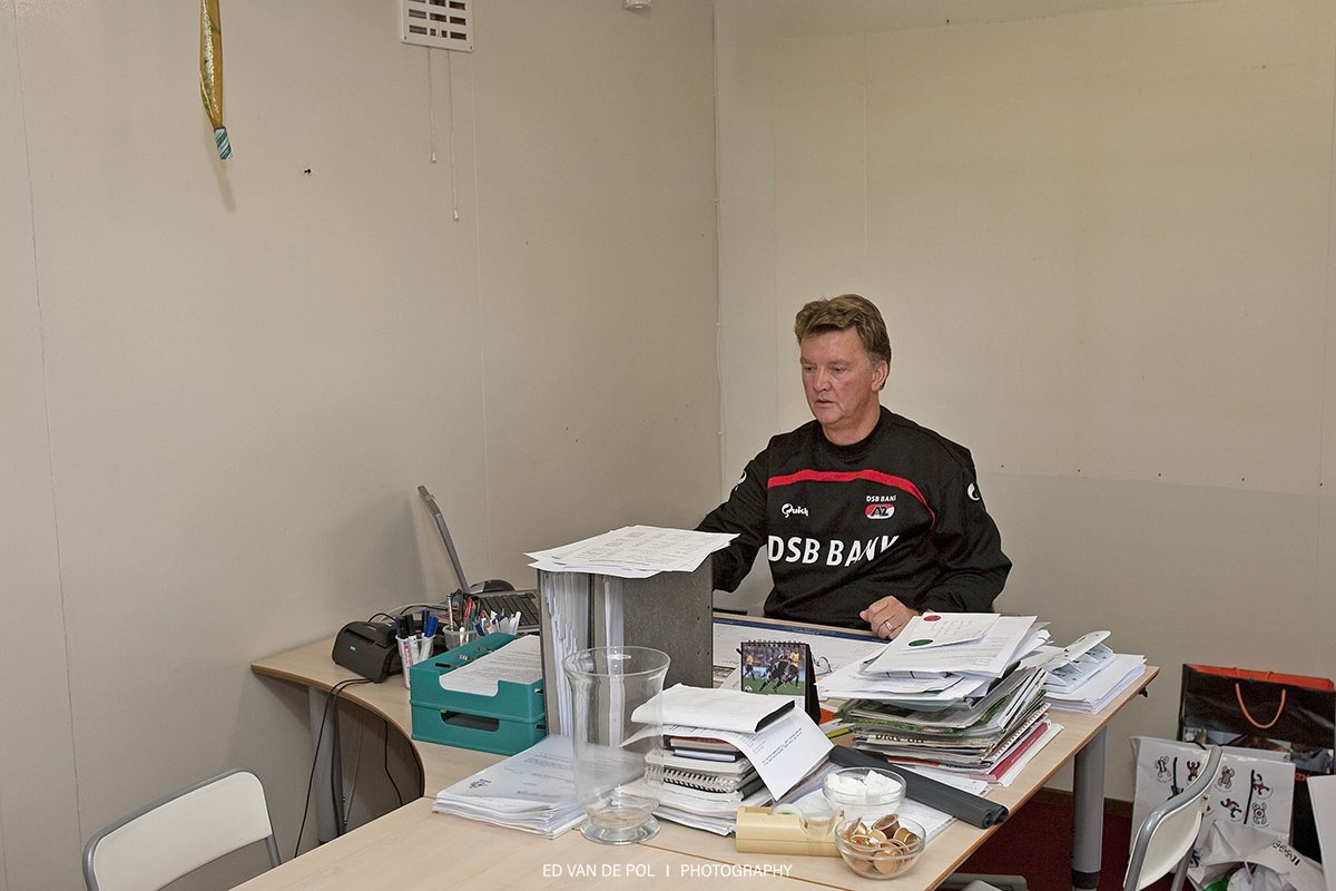 #terugindetijd #kantoor #louisvangaal  #indehoutbegondeliefde  #dealkmaarderhout ⚪️🔴 #AZ #alkmaar