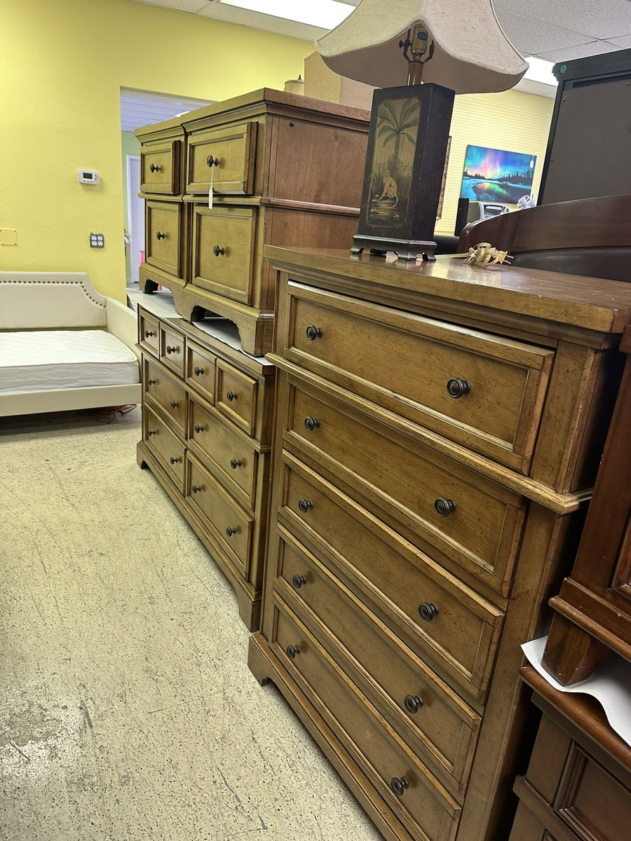 Aspen Home bed set includes dresser, 2 nightstands and chest of drawers $1595 https://t.co/9s1QEpiJ2O