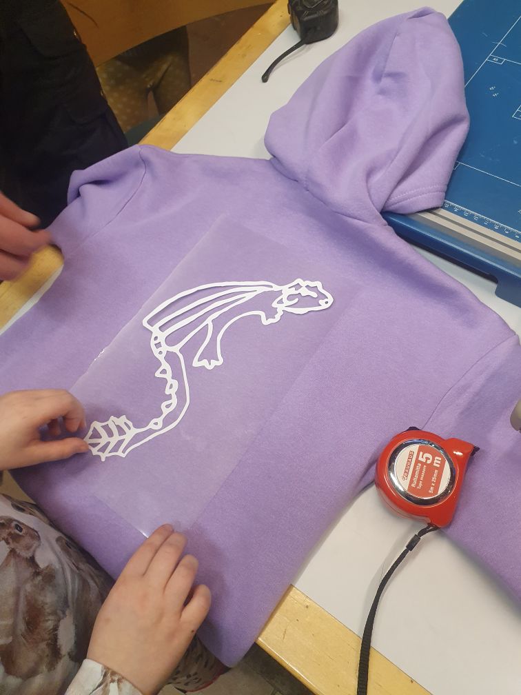 Eilen tyttöjen kanssa paitojen tuunausta <a href="/trehacklab/">Tampere Hacklab</a> teematorstaissa. Ei tule heti samanlaista vastaan :)