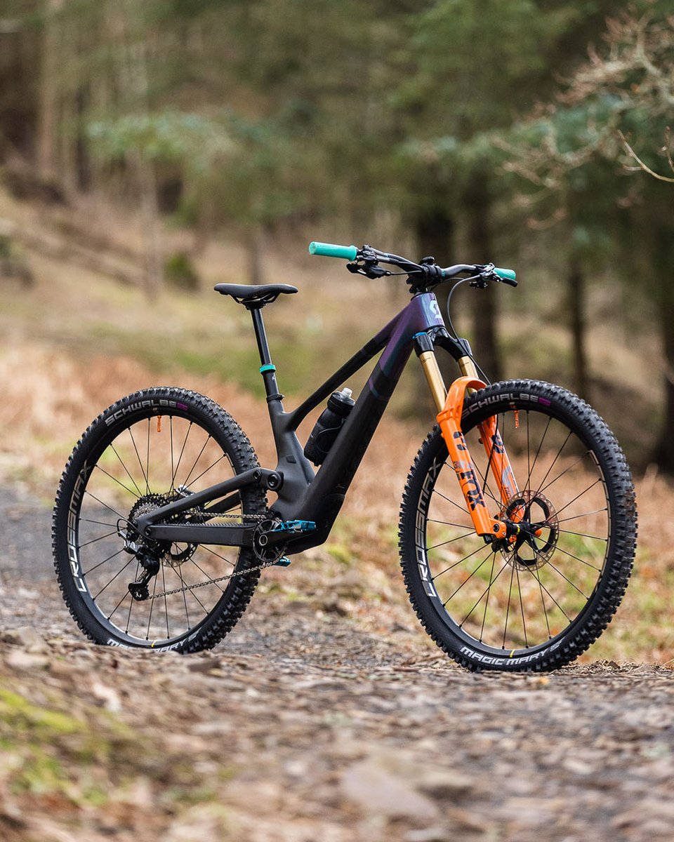 ScottSpain's tweet photo. ¡Día de bici nueva para @chloetaylor_84! 💥 

Lista para arrasar con su nueva Genius Contessa ST 🔥

¿Qué te parece? 👇

 📷 @finlayanderson1

 #SCOTTbikes #SCOTTgenius #CONTESSA #mtbwomen #bikebuild https://t.co/LuC3IMBw1i
