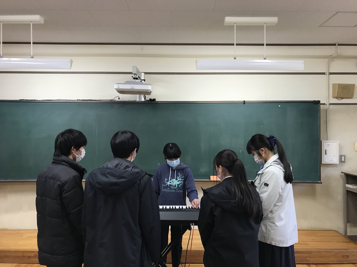 JEUGIA_stage's tweet photo. 今日は菟道高校様へシンセサイザー #YAMAHA #MX88 を納品に伺いました。
YAMAHAインストラクターさんも同行頂き講習も行いましたのでばっちり演奏に活かして頂ければ何よりです。
頑張れ!高校軽音のみなさま! https://t.co/HcNTqz19MT
