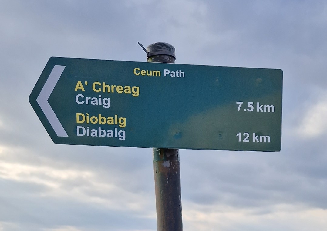 abzpaul's tweet photo. It's #fingerpostfriday @FingerpostFri and this post on the west coast at #Gairloch #redpointbeach #Scotland during the week didn't warn me that the beach path had a wee traffic jam.... https://t.co/iWtUw0tuda