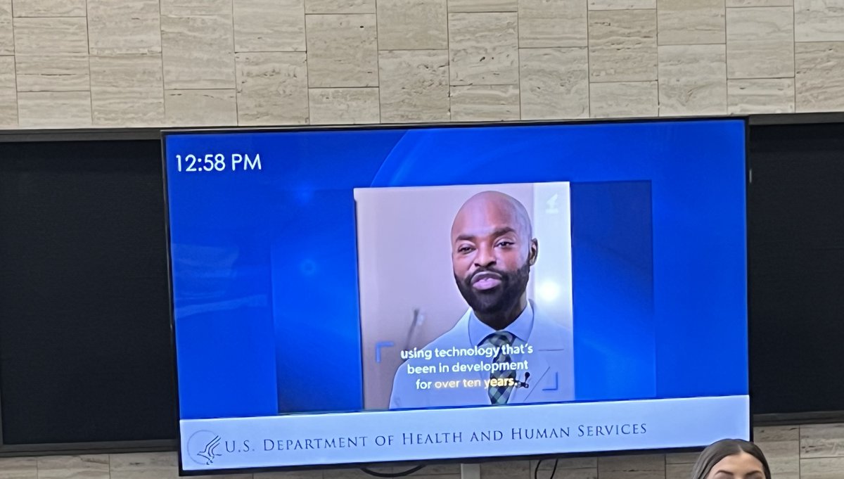 I was delighted to see @MedSocDC member @MGKnightMD 'at' HHS headquarters this week - his PSA on the COVID vaccine is still up and still encouraging people to remain up-to-date on vaccines!