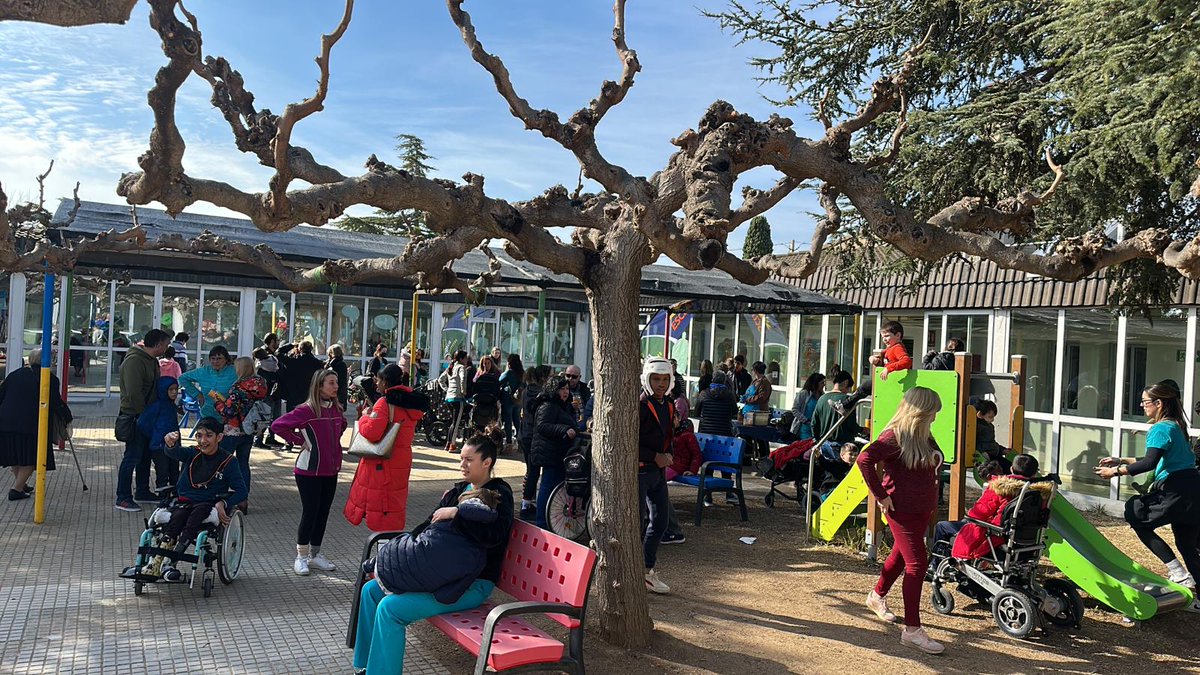 Dipta_cat's tweet photo. 👐 El #CEEAlba ha celebrat aquesta setmana la #XocolatadaSolidària amb motiu del Dia del #CàncerInfantil. Alumnes, famílies i professionals han recollit 345€ per impulsar la seva investigació
🧒També han recollit 370€ amb una parada de marxandatge de l'hospital @SJDbarcelona_ca https://t.co/IgIlzODKGC
