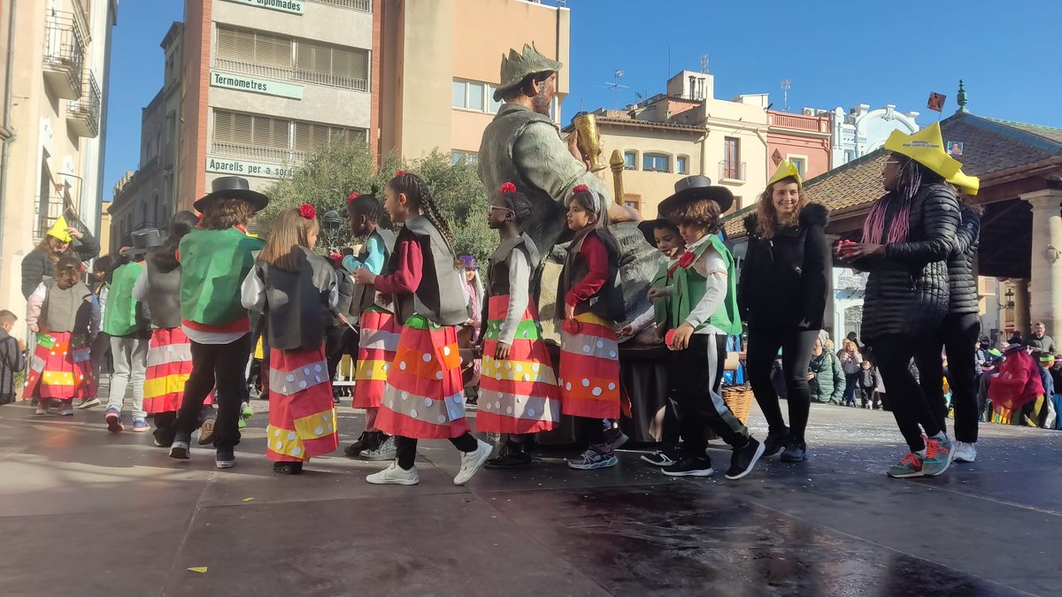 granollers's tweet photo. 🎉 Les escoles de Granollers fan l’ofrena dels ous 🥚 a en Carnestoltes!
La Porxada s’ha omplert de música, color, disfresses i molta festa
ℹ No et perdis cap activitat de Carnaval a la ciutat
👉 https://t.co/Yn8ga3YSdB https://t.co/YSlF5C8lqr