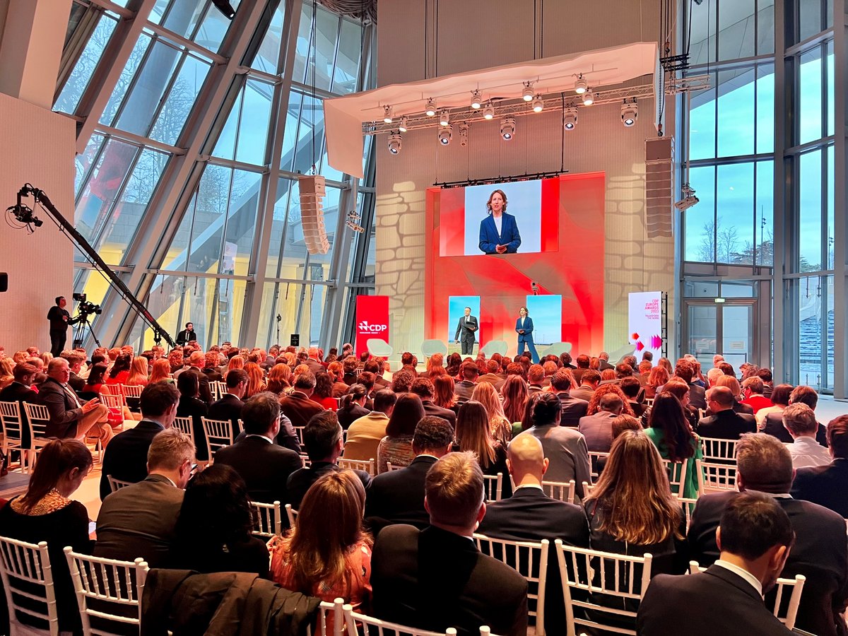 ESMAComms's tweet photo. Wonderful experience at the #CDPAwards to #transformthenorm.
#ESMA Chair, #VerenaRoss, highlighted our responsibilities as EU's financial markets regulator, talked about transparency and disclosures.
We also met with @euronews. More details to come 🎥
https://t.co/vR2q0QrZ5A https://t.co/nV6RJgRZrG