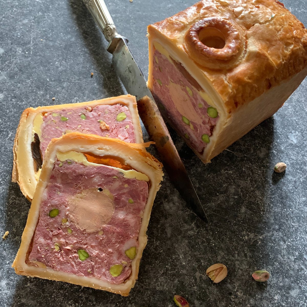 arno_veenhof's tweet photo. Chef Florian vous présente aujourd'hui: 👉💻 🛒 https://t.co/dEU1lkUFPi 
À tout à l'heure, mesdames et messieurs! #eetinspiratie #vandechef #meatyou @slagerijdeleeuw #traiteuramsterdam #takeaway #foodies #vrijmibo #borrelen #lunchen #dineren #vers #kantenklaar #lekkereten https://t.co/9GXTxccm3h