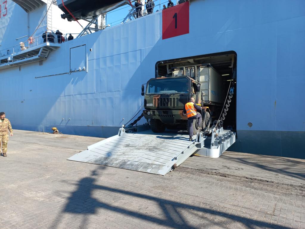 DPCgov's tweet photo. Ecco Nave San Marco gli aiuti destinati alla popolazione siriana durante le operazioni di sbarco nel porto di #Beirut. Il sistema di #protezionecivile italiano ha messo a disposizione un campo capace di ospitare 1000 persone e materiali per l'assistenza.
#17febbraio #EuCivPro https://t.co/CD2QaIJ2xP