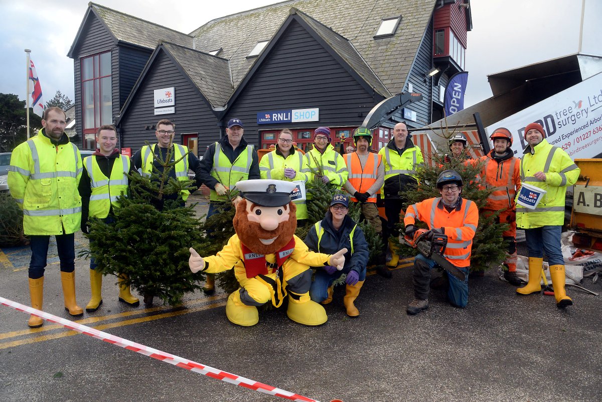 Friday factoids:
Over 95% of the RNLI team are volunteers with:
   5,600 operational crew
   3,700 shore crew
The crew are supported by 23,000 volunteers who fundraise, give water safety advice and help in our shops.
Without our volunteers the RNLI couldn't function.
#RNLI