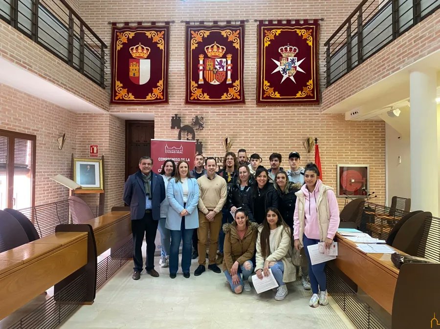 DiputacionCR's tweet photo. 💡 Herencia invierte 300.000 euros en proyectos de ahorro y eficiencia energética gracias a IDAE y @DiputacionCR.

🤝 @Maria_JesusVM también ha hecho entrega de los diplomas a los 14 alumnos del curso de soldadura del programa Promueve VI.

https://t.co/0WOqh0Zsg4 https://t.co/v08NLoki50