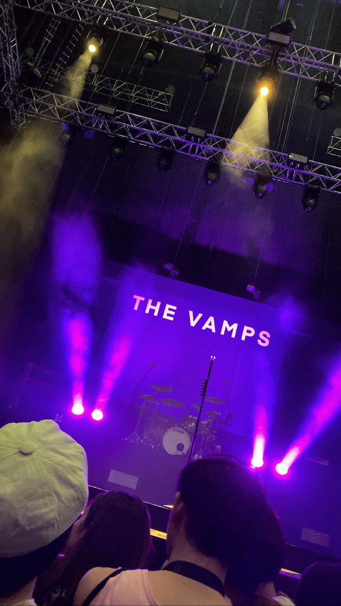 cuddledmcvey's tweet photo. It’s been awhile boys, @TheVampsband 🥹💖🌸 #TheVampsGreatestHitsTourMNL https://t.co/00u2YWWSUr
