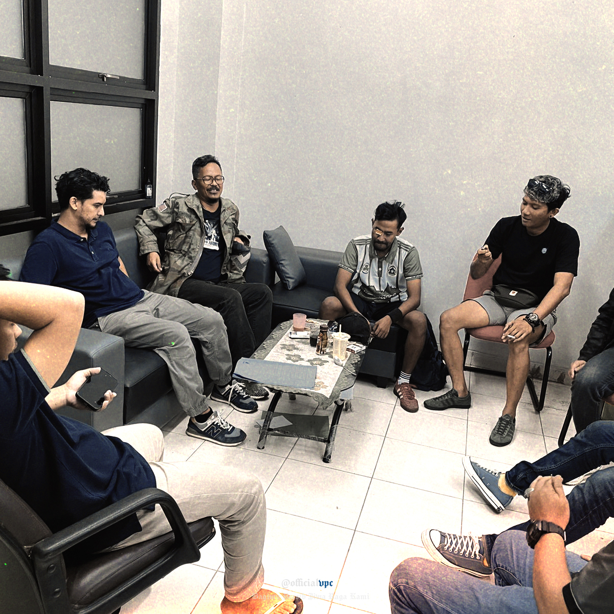 officialvpc's tweet photo. Yang riuh kembali tenang.
Yang luka disembuhkan.
Yang berada di persimpangan diberi arah.
Yang kita miliki adalah persaudaraaan @ultraspersikabo @KabomaniaPusat 🍻 https://t.co/7KFaZQByBb
