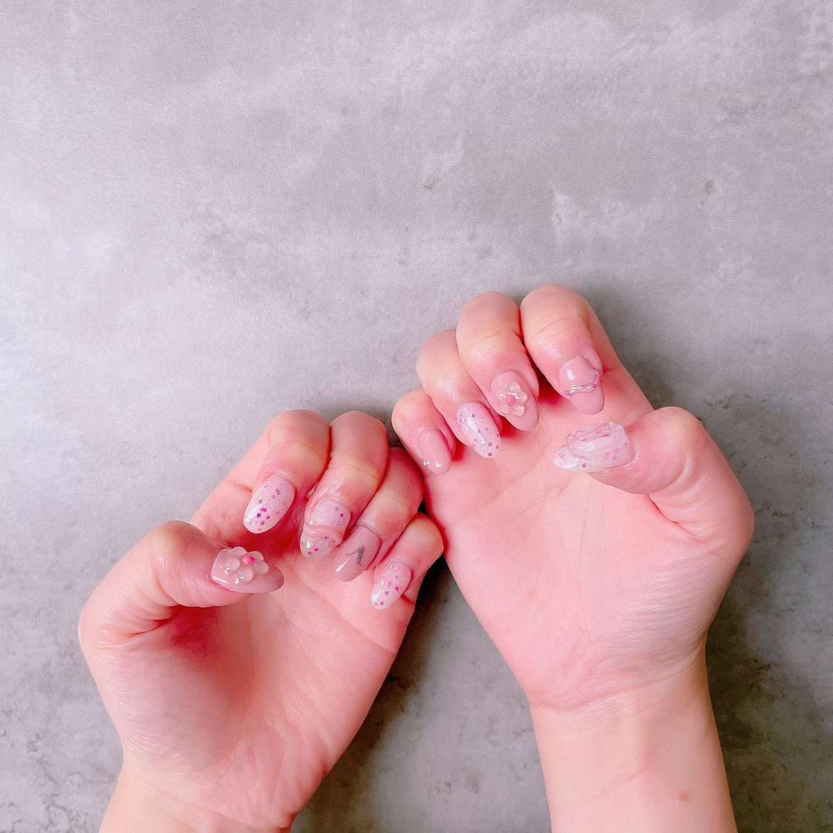 bear_V1230's tweet photo. 🌸 𝙿𝚒𝚗𝚔 𝚗𝚊𝚒𝚕 🌸
もうすぐ3月なので春のピンクネイル💅✨渡韓が楽しみすぎて、少し韓国っぽさも入れて☺️
ミルキーマットなピンクが大人可愛くてお気に入り💕
親指に付けた新しいクリアパーツも可愛すぎねー😍
#젤네일 #nail #pinknail #ネイル
#chipi_nail #V https://t.co/yE6dXU351k