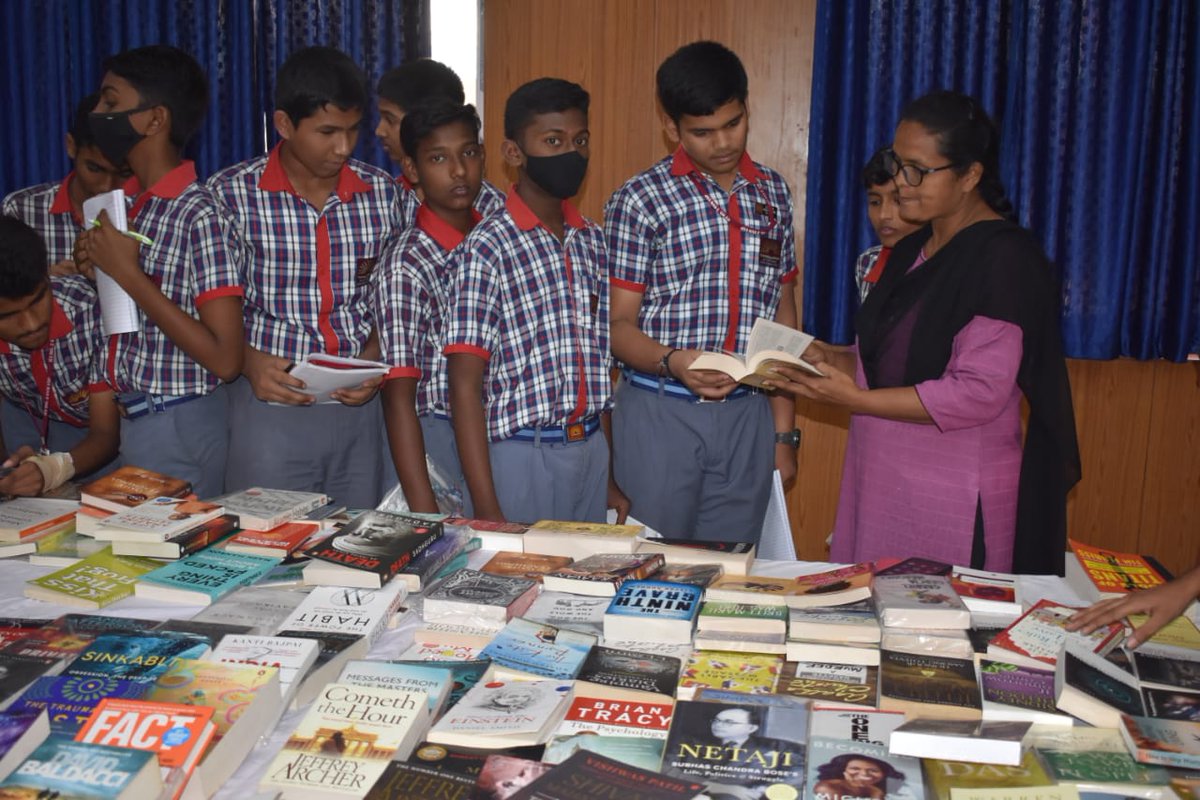 #IndianNavy 

To promote reading as a habit among Indian Naval personnel and families, a #BookExhibition was conducted at #Visakhapatnam  on 16 Feb  wherein popular books from different genres were showcased. 

@indiannavy @IndiannavyMedia @NWWA_INDIANNAVY @PRO_Vizag