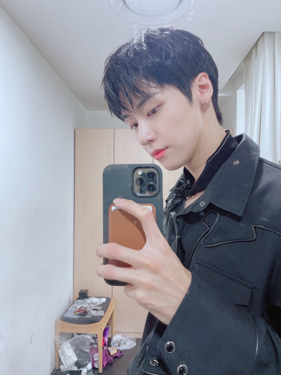 _921031's tweet photo. 승짱 옷도 그렇고 물건 진짜 오래쓰나바 ,,저 한결같은 케이스 시간 지날수록 꼬질 해지는거바 넘 기여움 https://t.co/0rt2V4Bij3
