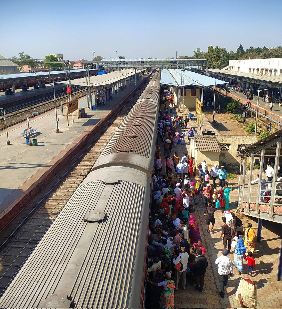 Miraj_Jn_users's tweet photo. 🍁Heavy crowd for Train no 16590 #Miraj - #Bangalore Rani Chennamma Express at Miraj.... 😍.
▪ This is the reason why Rani Chennamma Express originates from Miraj.... 😍
#RanichennammaExpress
@drmpune @RailMinIndia https://t.co/FWZFhUD6hE