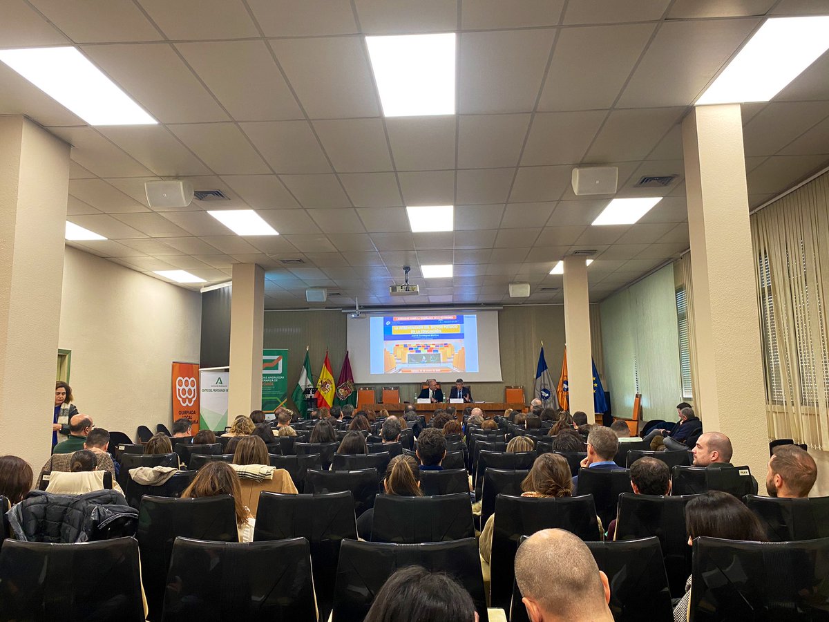 FundUnicaja's tweet photo. 🗣️El presidente de la Fundación Bancaria Unicaja y catedrático de la @infoUMA, José M. Domínguez, ofrece la conferencia inaugural de las jornadas, titulada ‘Educación Económica vs Educación Financiera’ https://t.co/NNd1GETeBM