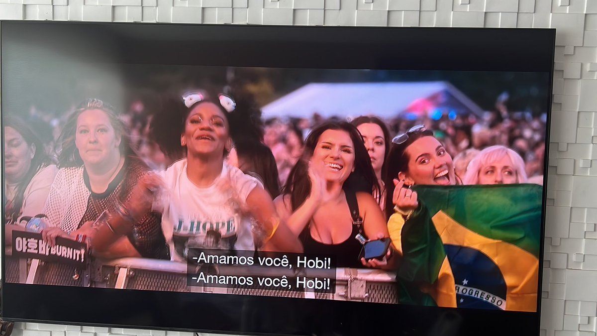 hobingogo's tweet photo. ai gente já chorei demais, parece besteira, mas me ter registrada num momento tão importante pra ele me faz muito feliz. todo mundo perto de mim sabe o quão o bts salvou minha vida em relação a depressão e ansiedade e eu fiz questão de estar la pro hobi como ele esteve pra mim https://t.co/W2ibdaTRmM