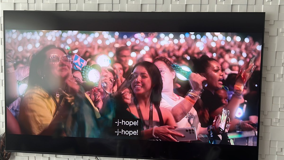 hobingogo's tweet photo. ai gente já chorei demais, parece besteira, mas me ter registrada num momento tão importante pra ele me faz muito feliz. todo mundo perto de mim sabe o quão o bts salvou minha vida em relação a depressão e ansiedade e eu fiz questão de estar la pro hobi como ele esteve pra mim https://t.co/W2ibdaTRmM
