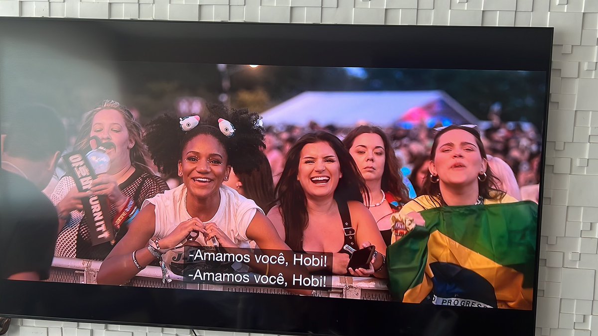 hobingogo's tweet photo. ai gente já chorei demais, parece besteira, mas me ter registrada num momento tão importante pra ele me faz muito feliz. todo mundo perto de mim sabe o quão o bts salvou minha vida em relação a depressão e ansiedade e eu fiz questão de estar la pro hobi como ele esteve pra mim https://t.co/W2ibdaTRmM